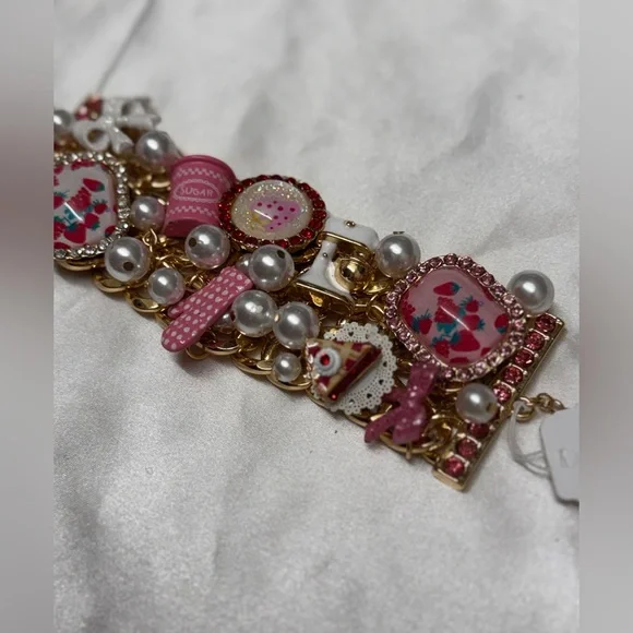 NWT 🧁🍰Betsey Johnson Sweet Bakery Charm Toggle Bracelet - Picture 8 of 12